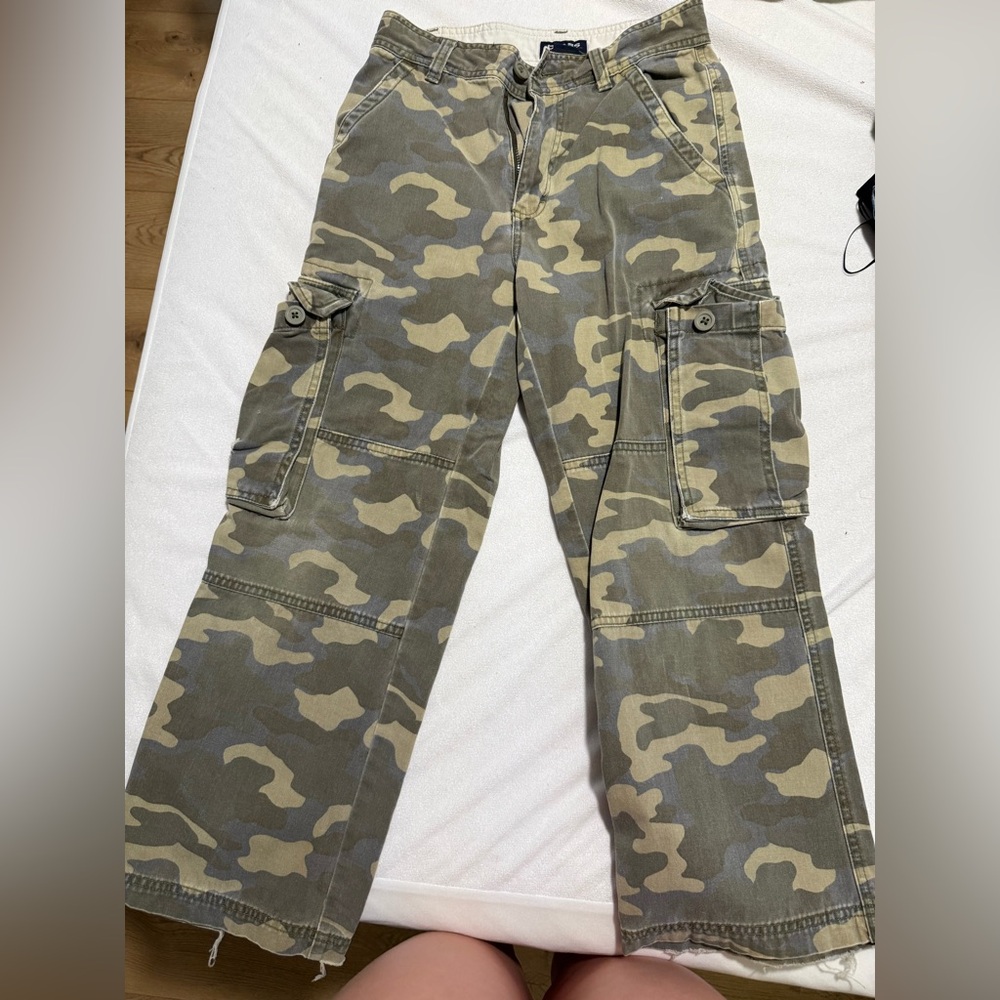 Class Club Women’s Green and Tan Cargo Pants
